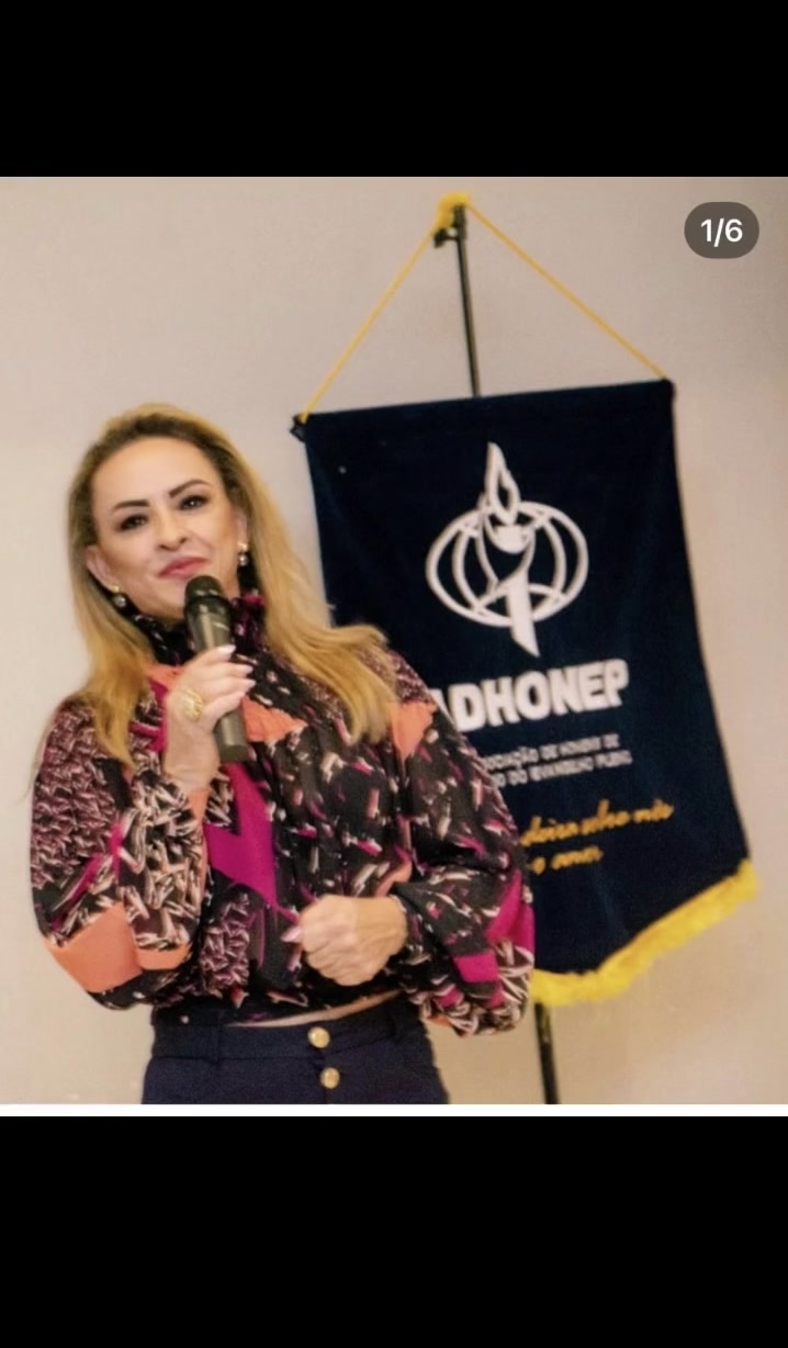 Sandra Mara Castro falando durante um congresso